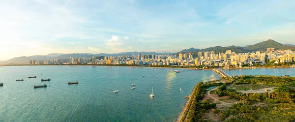 Ville de Sanya paysage urbain du soir, vue de l'île Phoenix sur l'île de Hainan en Chine — Photo