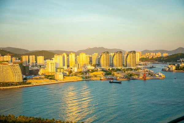 Ville de Sanya paysage urbain du soir, vue de l'île Phoenix sur l'île de Hainan en Chine — Photo