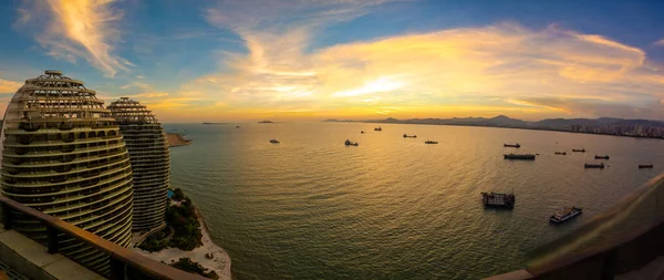 Sanya, Hainan Island, China - 22.06.2019: Vista cercana de la isla artificial de Phoenix con sus famosos rascacielos en la bahía de Sanya, Hainan Island, China —  Fotos de Stock