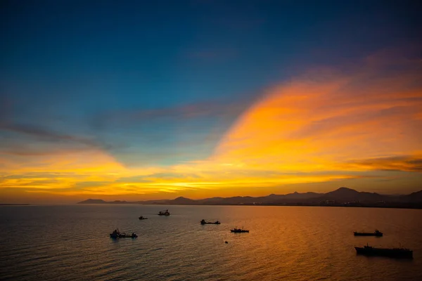 Łodzie rybackie na morzu w światła zachodu słońca w Sanya, Hainan, China — Zdjęcie stockowe