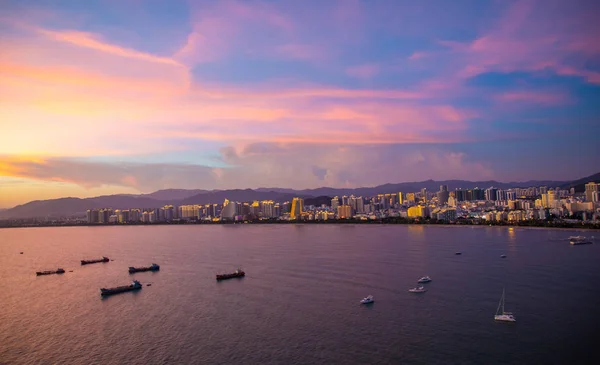 Sanya stadt abend stadtbild, blick von der phönixinsel auf der hainan insel china — Stockfoto