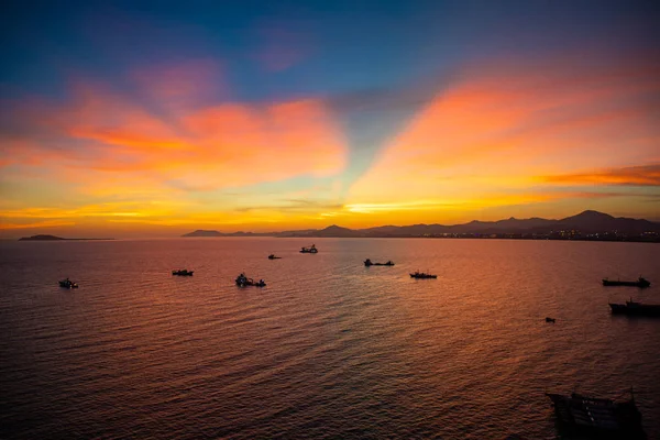 Łodzie rybackie na morzu w światła zachodu słońca w Sanya, Hainan, China — Zdjęcie stockowe