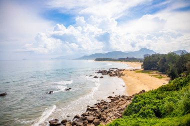 Shimei Bay Beach güzel görünümü, Hainan, Çin