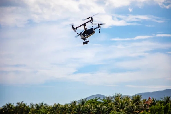 Sanya, Hainan Island, China - 22.06.2019: DJI Inspire - drone UAV quadcopter yang merekam 4k video dan 16mp still images dan dikendalikan oleh wireless remote — Stok Foto