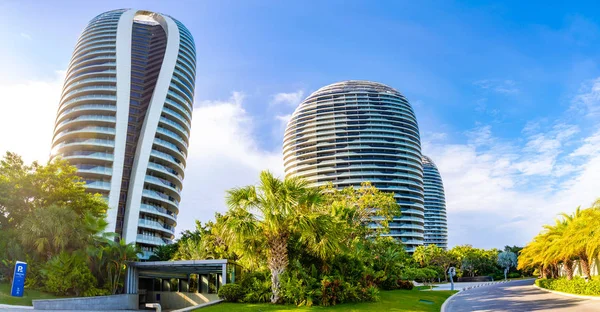 Sanya, île de Hainan, Chine - 22.06.2019 : Vue rapprochée de l'île artificielle Phoenix avec ses célèbres gratte-ciel dans la baie de Sanya, île de Hainan, Chine — Photo