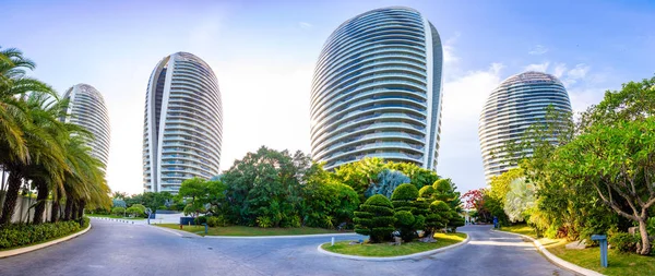 Sanya, Hainan Island, Kina-22.06.2019: nära utsikt över konstgjorda Phoenix Island med sina berömda skyscrappers i Sanya Bay, Hainan Island, Kina — Stockfoto