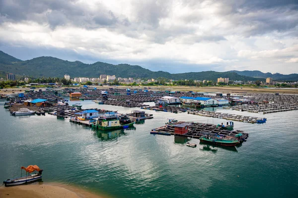A halászati falu halászfaluja a Hainan szigetén a tengervíz, Kínában — Stock Fotó