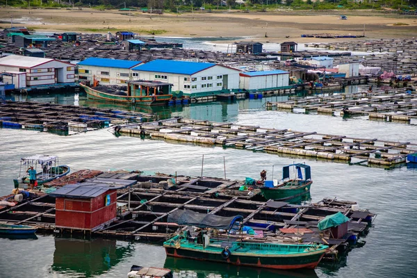 Hainan, Kína-23.06.2019: a halászati falu Fishermans a tengervíz a sziget Hainan-ben Kínában — Stock Fotó