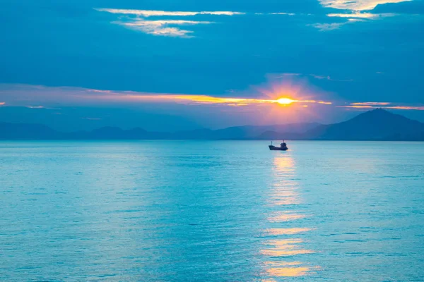Łódź rybacka na morzu w światła zachodu słońca w Sanya, Hainan, China — Zdjęcie stockowe