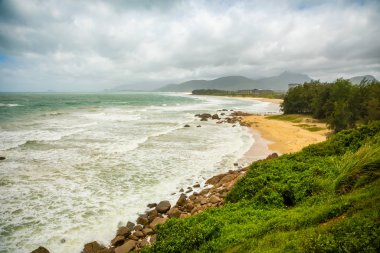 Tayfun sonrası Shimei Bay Plajı havadan görünümü, Hainan, Çin