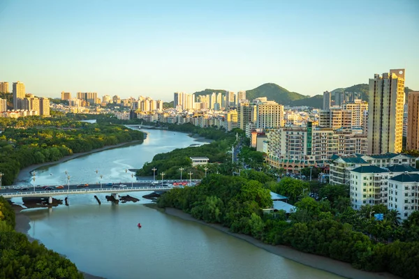 Sanya, Hainan, China - 04.07.2019: Vista aérea da cidade de Sanya com rio ao pôr-do-sol, província de Hainan, China — Fotografia de Stock