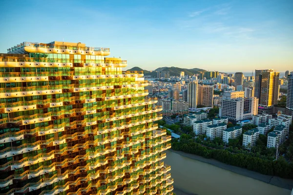 Sanya, Hainan, Çin - 26.06.2019: Sanya'daki Tourist complex Beauty Crown Hotel dünyanın en büyük otelidir, Hainan, Çin — Stok fotoğraf