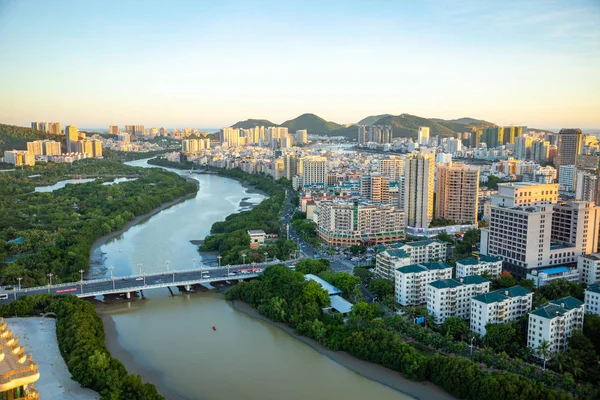 中国海南省サンヤ - 04.07.2019: 日没の光で川とサンヤ市の航空写真, 海南省, 中国 — ストック写真