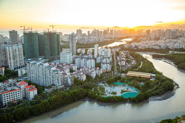 Sanya, Hainan, China - 04.07.2019: Vista aérea de la ciudad de Sanya con río al atardecer, provincia de Hainan, China —  Fotos de Stock