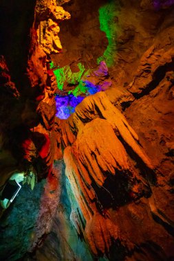 Danzhou Taş Çiçek Mağaraları güzel ışıklı çok renkli sarkıt, Geopark Haikou yanında, Hainan, Çin
