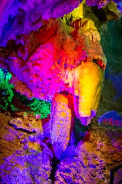 Danzhou Taş Çiçek Mağaraları güzel ışıklı çok renkli sarkıt, Geopark Haikou yanında, Hainan, Çin