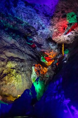 Danzhou Taş Çiçek Mağaraları güzel ışıklı çok renkli sarkıt, Geopark Haikou yanında, Hainan, Çin