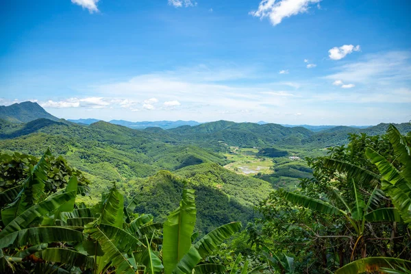 Pohled na zelenou horu ve vnitrozemí ostrova Hainan, Čína — Stock fotografie