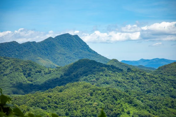 海南島内陸の緑の山の眺め, 中国 — ストック写真