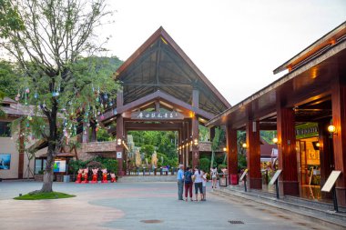 Sanya, Hainan, Çin - 7.07.2019: Luhuitou Park girişine giden insanlar, Sanya, Hainan eyaleti, Çin