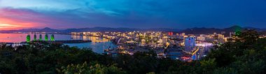 Sanya, Hainan, Çin - 7.07.2019: Phoenix adası nın ve Sanya şehrinin gece manzarası şehir ışıklarıile aydınlatıldı. Hainan Adası'ndaki Luhuitou Park'tan görünüm, Çin