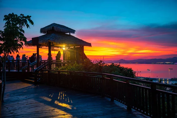 Sanya, Hainan, Çin - 7.07.2019: Gün batımı gökyüzünün arka planına karşı gözlem güvertesindeki insanlar. Hainan Adası'ndaki Luhuitou Park'tan görünüm, Çin