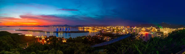 Sanya, Hainan, China - 7.07.2019: Vista nocturna de la isla de Phoenix y la ciudad de Sanya iluminada con luces de la ciudad. Vista desde el Parque Luhuitou en la isla de Hainan, China —  Fotos de Stock