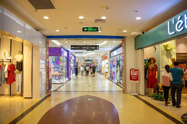 Sanya, Hainan, China - 8.07.2019: Sanya Stylish Street centro comercial subterrâneo em uma rua pedonal na cidade de Sanya com lojas, Hainan, China — Fotografia de Stock