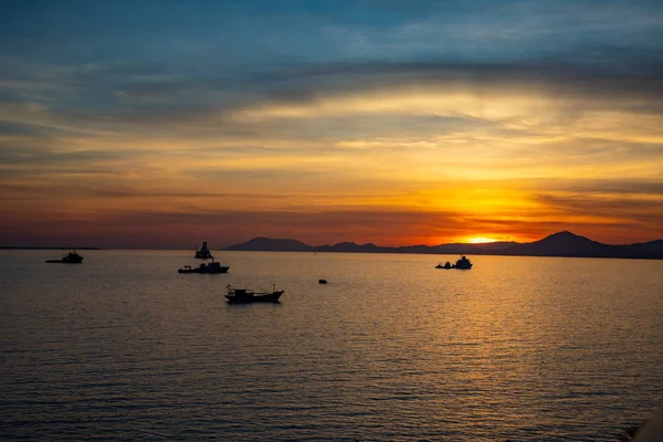 Łodzie rybackie na morzu w światła zachodu słońca w Sanya, Hainan, China — Zdjęcie stockowe