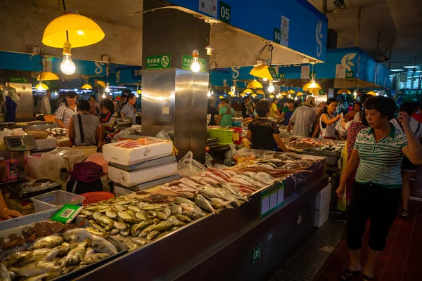 Sanya, hainan, china - 09.07.2019: verschiedene Arten rohen frischen Fisches auf einem asiatischen Fischmarkt in sanya, hainan, china — Stockfoto