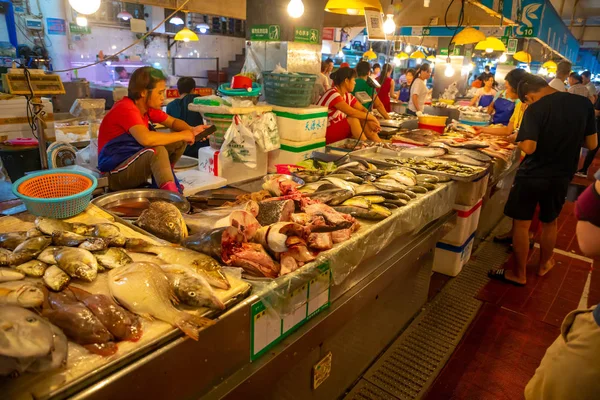 Sanya, hainan, china - 09.07.2019: verschiedene Arten rohen frischen Fisches auf einem asiatischen Fischmarkt in sanya, hainan, china — Stockfoto