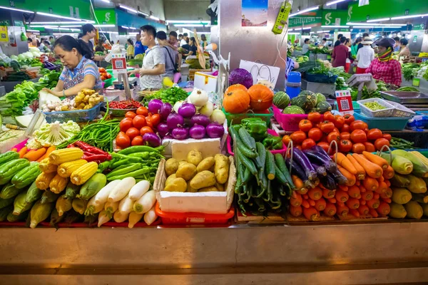 Sanya, hainan, china - 09.07.2019: frisches Gemüse und Obst auf dem lokalen Markt in sanya, hainan, china — Stockfoto