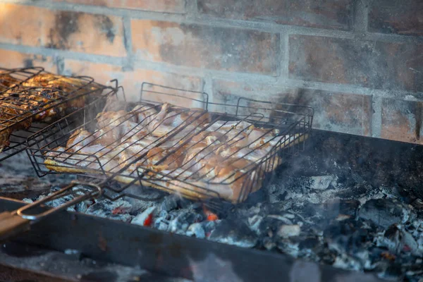 Cozinha churrasco na grelha com fumaça, carne fresca marinada na grelha — Fotografia de Stock