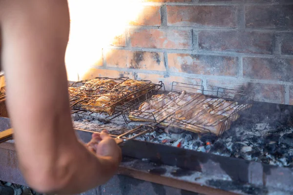 Izgarada dumanla barbekü yapmak, ızgarada terbiye edilmiş taze et — Stok fotoğraf