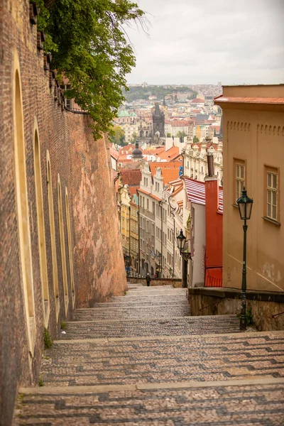 Prague, Czech Republic - 30.08.2019: Street View of Old town of Prague with beautiful buildings and city view, Czech repubic — ストック写真