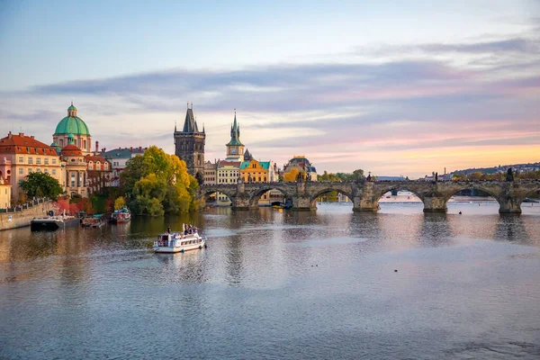 Karlsbron i vackra solnedgångsljus i oktober i Prag, Tjeckien — Stockfoto