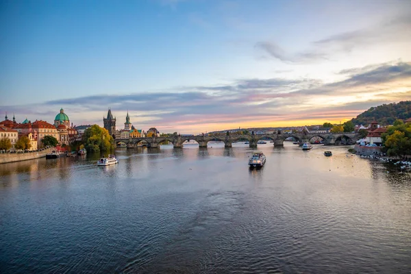 Most Karola w pięknych światłach zachodu słońca w październiku w Pradze, Czechy — Zdjęcie stockowe