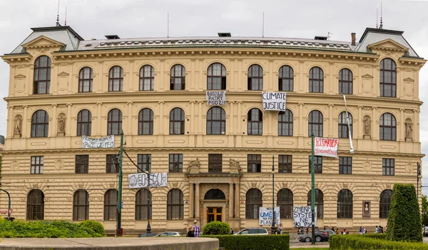 Praga, República Checa - 30.08.2019: Carteles temáticos sobre el medio ambiente y el clima en el edificio Umprum permanecieron después de una huelga climática, Praga, República Checa — Foto de Stock