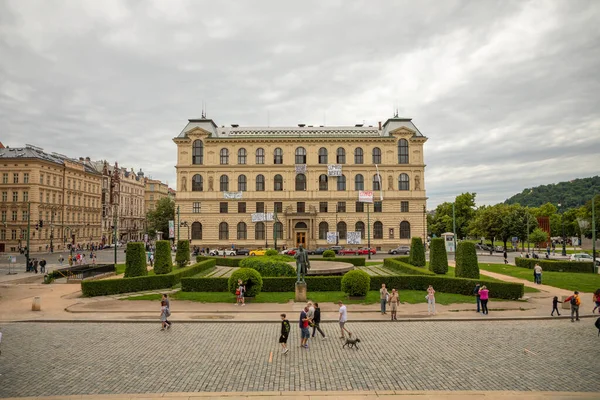 Praga, República Checa - 30.08.2019: Carteles temáticos sobre el medio ambiente y el clima en el edificio Umprum permanecieron después de una huelga climática, Praga, República Checa —  Fotos de Stock