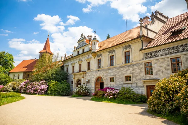 Schloss Mit Reflexion Teich Frühling Pruhonice Tschechien — Stockfoto