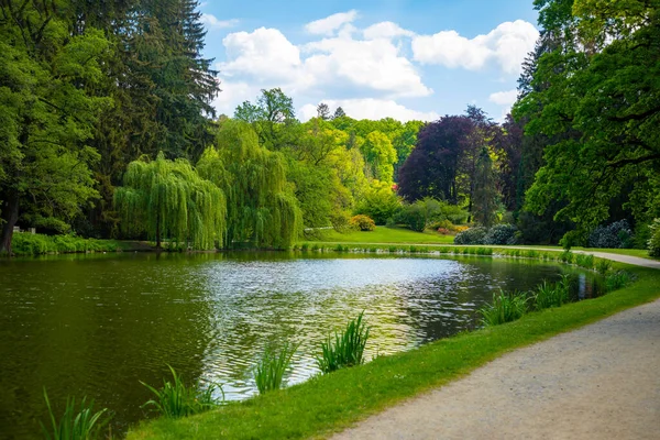 Pruhonice Park, Prag, Çek Cumhuriyeti 'nde bahar günü harika bir doğa.