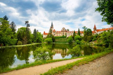 İlkbaharda gölde yansıması olan şato Pruhonice, Çek Cumhuriyeti