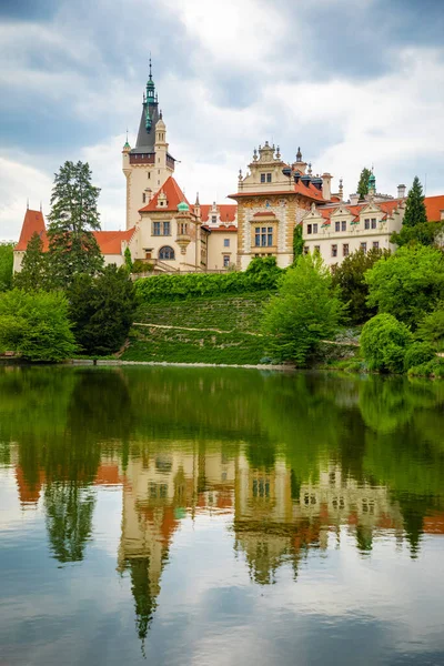 Hrad Odrazem Jezírku Jarním Čase Pruhonice Česká Republika — Stock fotografie