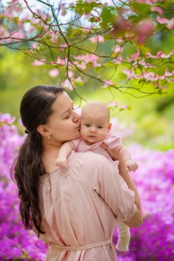 Anne ve çocuğu Çek Cumhuriyeti 'ndeki halk parkında baharın keyfini çıkarıyorlar.
