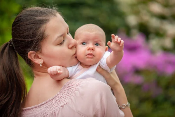 Mother and her child enjoy the early spring in public park, Czech republic — Stock Photo, Image