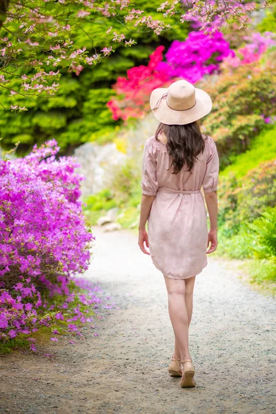 Jovem mulher bonita em um passeio no parque de Pruhonice, República Checa — Fotografia de Stock