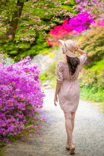 Fiatal gyönyörű nő egy séta a parkban Pruhonice, Cseh Köztársaság — Stock Fotó