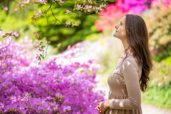 Wanita cantik muda berjalan-jalan di taman Pruhonice, Republik Ceko — Stok Foto