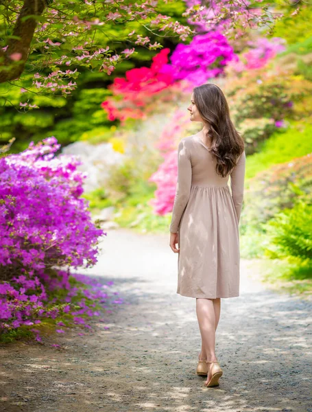 Jovem mulher bonita em um passeio no parque de Pruhonice, República Checa — Fotografia de Stock