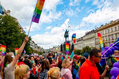 Prag, Çek Cumhuriyeti - 12.08.2019: Prag gururu. LGBT gay geçit törenindeki insanlar Ağustos, Prag, Çek Cumhuriyeti